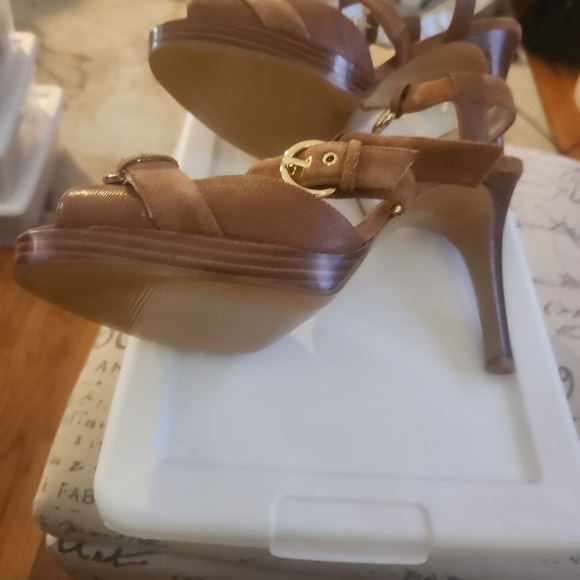 Guess Tan Strappy Heels with Gold Accents BRAND NEW NEVER WORN - Picture 3 of 5